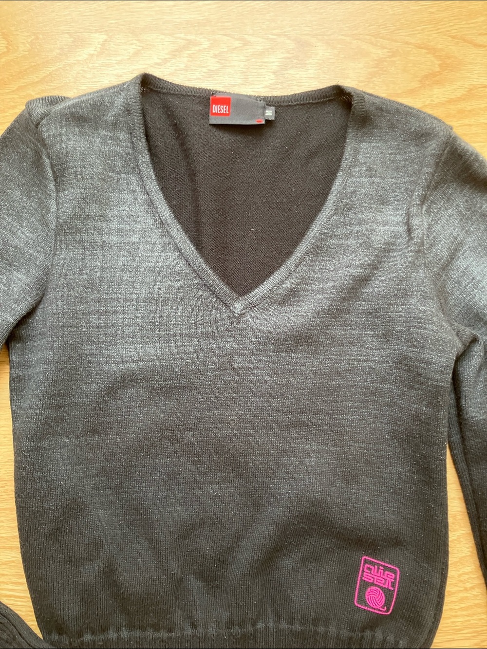 Diesel Women’s Black/Charcoal Gray V-Neck Sweater with Pink Logo Patch. Sz M - Picture 2 of 8